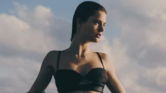 Γίνε η πιο κομψή εκδοχή του εαυτού σου και στην παραλία | Τα μαγιό που αξίζει να έχει στη συλλογή της μία fashionista