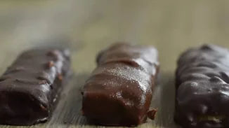 Συνταγή για σπιτικά snickers με λίγες θερμίδες και χωρίς ζάχαρη