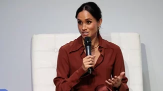 Η Meghan Markle αμακιγιάριστη με ατημέλητα μαλλιά σε ένα συγκινητικό βίντεο