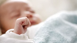 Τι θέλει να μου πει το μωρό μου; 4 κινήσεις που κάνουν τα νεογέννητα και τι σημαίνουν