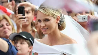 40.000 κρύσταλλα, 30.000 χρυσά μαργαριτάρια, ουρά 5 μέτρων | To Armani νυφικό - έργο τέχνης της πριγκίπισας Charlene