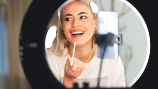 Μήπως θέλεις να γίνεις η επόμενη beauty influencer; Ξέρουμε πώς να το πετύχεις