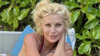 Ο Άγγελος Λάτσιος φωτογραφίζει την Ελένη Μενεγάκη με μαγιό