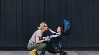 Γιατί είναι πιο εύκολο για τους γονείς να μεγαλώσουν παιδιά στη Δανία; Μια ελληνίδα μαμά απαντά στο TikTok