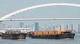 Σε ισχύ οι επιπρόσθετοι τελωνειακοί δασμοί των ΗΠΑ - Στο 104% για την Κίνα