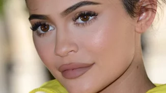 H Kylie Jenner επιμελείται το glam makeup της Caitlyn Jenner για πρώτη φορά