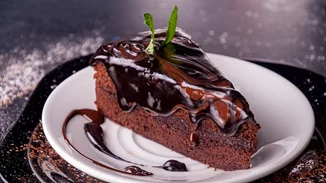 Αυτή είναι η σοκολατόπιτα που πρέπει να δοκιμάσεις | Με 4 -μόνο- υλικά και χωρίς ζάχαρη