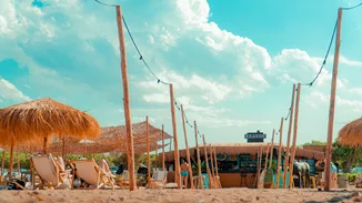 Kraken Beach Bar. Ο νέος σου καλοκαιρινός προορισμός για μουσικές, cocktails, surf και φαγητό που σε ταξιδεύουν χωρίς να πας μακριά