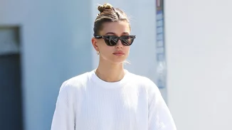 Η Hailey Bieber σού δείχνει πώς να κάνεις το πιο ιδιαίτερο, καλοκαιρινό eyeliner