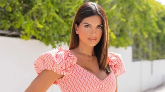 Η Σταματίνα Τσιμτσιλή με strapless τοπ με mini τζιν φούστα | Το καλοκαιρινό look που θα σε εμπνεύσει