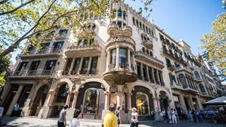 Σχεδόν γκαλερί, η κεντρική μπουτίκ του οίκου Loewe στη Βαρκελώνη