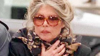 Η Μπριζίτ Μπαρντό "αναρρώνει στο σπίτι της" έπειτα από μια μικροεπέμβαση