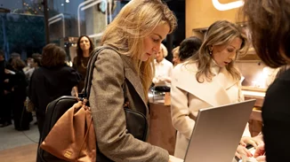 Οικογενειακή έξοδος για τη Χρυσή Βαρδινογιάννη | Σπάνια εμφάνιση με τρία αγαπημένα της πρόσωπα