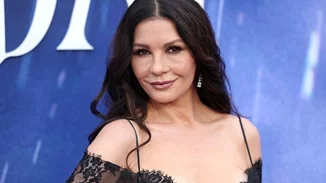Η κόρη της Catherine Zeta-Jones κλέβει την παράσταση με ονειρικό λευκό φόρεμα στην αποφοίτησή της