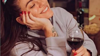 Ευρυδίκη Βαλαβάνη | Ανοίγει το ζεστό διαμέρισμά της - Η γωνιά με το τζάκι του σπιτιού