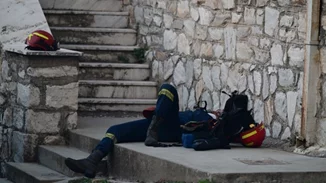 Φωτιά στην Αττική: Συγκλονίζει η εικόνα του εξαντλημένου πυροσβέστη μετά την ολονύχτια μάχη