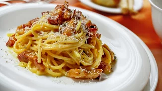 Η Φαίη Σκορδά στην κουζίνα | Η συνταγή της για αυθεντική ιταλική καρμπονάρα