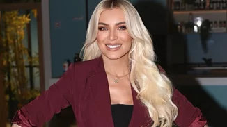 Μια ματιά στο σπίτι της Κατερίνας Καινούργιου | Το τζάκι στο σαλόνι και τα ξύλινα πατώματα