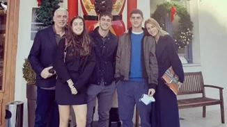 Αντώνης Νικοπολίδης | Η σπάνια φωτογραφία με τη σύζυγό του και τα τρία πανύψηλα παιδιά τους