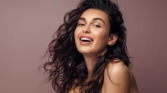 10 looks με ανταύγειες σε μαύρα μαλλιά που θα σε πείσουν να κλείσεις ραντεβού στο κομμωτήριο σήμερα κιόλας