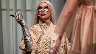 Η Έλλη Παπακωνσταντίνου παρουσιάζει τις Βάκχες, ένα έργο για το τέλος της πατριαρχίας, τη θηλυκότητα και το queer