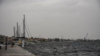 Συννεφιασμένος ο καιρός την Κυριακή - Παραμένουν οι χαμηλές θερμοκρασίες, ισχυροί άνεμοι στα πελάγη
