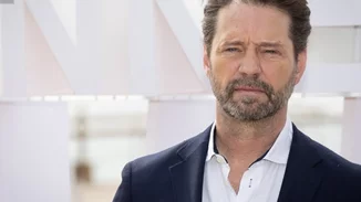 35 χρόνια πριν-Jason Priestley και Brad Pitt | "Zούσαμε με νουντλς, μπύρες και τσιγάρα".