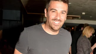 Ο Γιάννης Αϊβάζης μαγειρεύει στην κουζίνα του (νέου) σπιτιού του