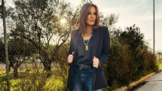 Η Ναταλία Γερμανού με λευκό σακάκι και φούστα από τη Zara | Οι μοβ statement μπότες που αναβάθμισαν το look