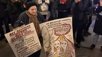 H αμήχανη στιγμή που η ρωσική αστυνομία συλλαμβάνει γιαγιά που διαδηλώνει κατά του πολέμου