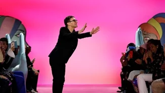 Έκθεση με δημιουργίες των Christian Siriano και Ashley Longshore διερευνά της σχέση μόδας και εικαστικών τεχνών