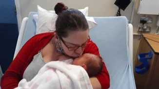 Η απίστευτη ιστορία της γυναίκας που κατάλαβε ότι ήταν έγκυος δέκα μέρες πριν από τον τοκετό