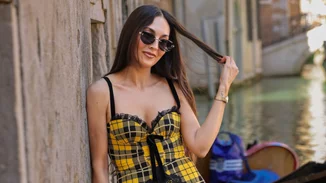 Η αθώα κίνηση που κάνεις καθημερινά και προκαλεί ψαλίδα στα μαλλιά σου