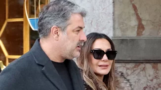 Η Δέσποινα Βανδή χεράκι χεράκι με τον Βασίλη Μπισμπίκη στο κέντρο της Αθήνας