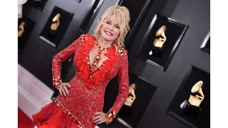 Η Dolly Parton υπόσχεται ότι θα ηχογραφήσει ένα "εξαιρετικό ροκ άλμπουμ"