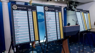 Σε ισχύ οι επιπλέον δασμοί 10% για μεγάλο μέρος των προϊόντων που εισάγονται στις ΗΠΑ