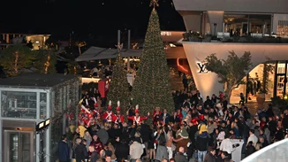 Η Astir Marina άναψε το πρώτο της Χριστουγεννιάτικο Δέντρο, φέρνοντας μαγεία στην Αθηναϊκή Ριβιέρα