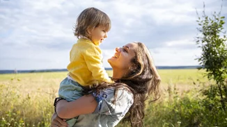 4 θετικές φράσεις που χρησιμοποιούν οι γονείς που μεγαλώνουν ευτυχισμένα παιδιά