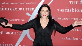 Marina Abramović | Η 77χρονη performer λανσάρει τη δική της skincare σειρά. Ή μήπως πρόκειται για μια ακόμα performance art;