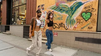 Βρήκαμε τα καλοκαιρινά αξεσουάρ που θα αναβαθμίσουν και το πιο basic σύνολο