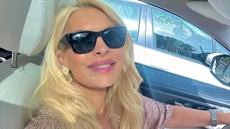 "Να μας χαίρεστε" | Η Ελένη Μενεγάκη με καφτάνι μέσα στο αμάξι της