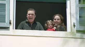 22 χρόνια πριν | Όταν η Άντζελα Γκερέκου και ο Τόλης Βοσκόπουλος έκαναν Πάσχα στην Κέρκυρα