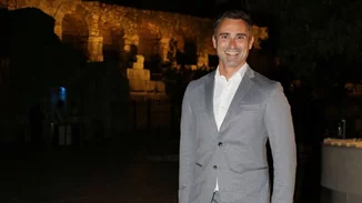 Γιώργος Καπουτζίδης | Πρωινές επισκέψεις στο πετρόχτιστο σπίτι του στην Αίγινα