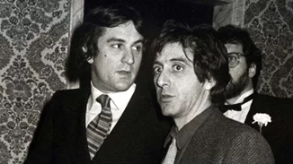 Στο debate του Twitter για το αν ο Al Pacino ή ο Robert De Niro είναι πιο σέξι, το ζουμί είναι αλλού