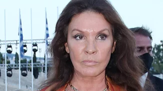 Η επική γκάφα της Βάνα Μπάρμπα | Μπέρδεψε τον Μίκη Θεοδωράκη με τον Μίκυ Μάους