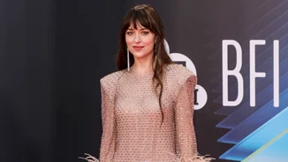 Παγιέτες, glitter, κρόσσια | 20 party φορέματα που θα σε κάνουν να ανυπομονείς για τα Χριστούγεννα