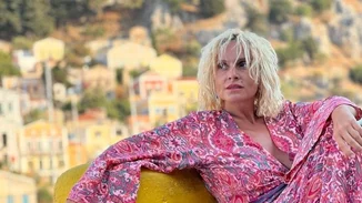 Η Ελεωνόρα Ζουγανέλη ποζάρει με φόρεμα στο χρώμα του δέρματος και εντυπωσιάζει