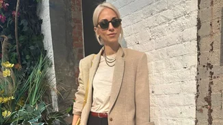 Η Σοφία Καρβέλα συνδυάζει υποδειγματικά το αθλητικό κολάν στο πιο casual chic look για το ΣΚ