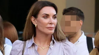 Η Τατιάνα Στεφανίδου στο κέντρο της Αθήνας | Με στενό denim παντελόνι και mules