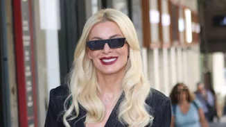 Κατερίνα Καινούργιου | Με μάξι silk φόρεμα σε πρωινή εμφάνιση